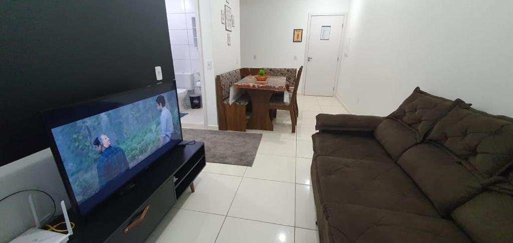 因比图巴Condomínio Residencial Mar Azul的带沙发和平面电视的客厅
