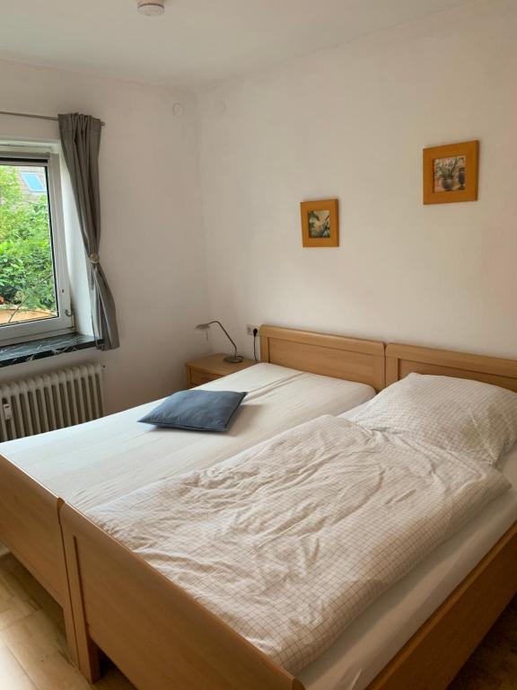 奥尔登堡Apartment close to the center + free parking的卧室设有两张单人床和窗户。
