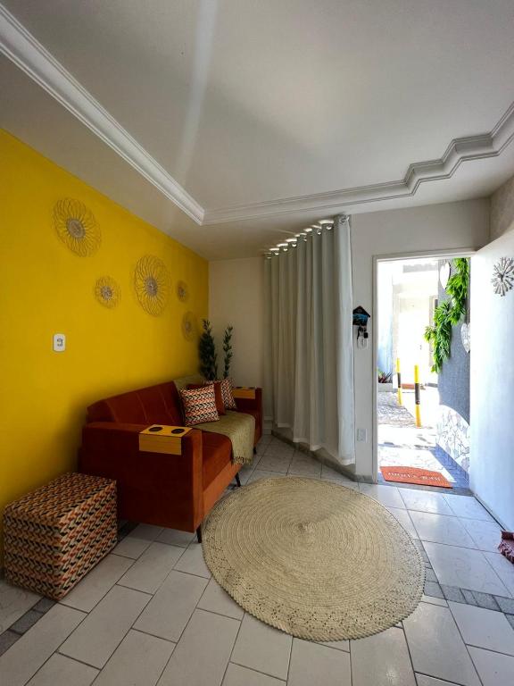 阿拉卡茹Casa temporada Aracaju的带沙发和地毯的客厅