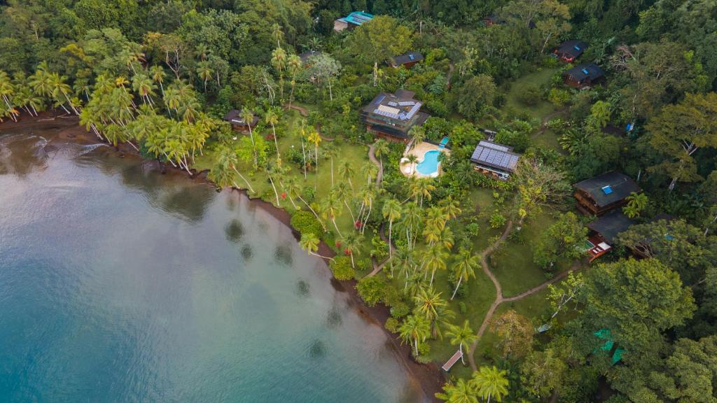 EsquinasPlaya Cativo Lodge的享有热带岛屿的空中景致,设有度假村