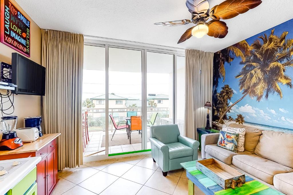 沃尔顿堡滩Destin West Resort - Gulfside V305的客厅配有沙发和桌子