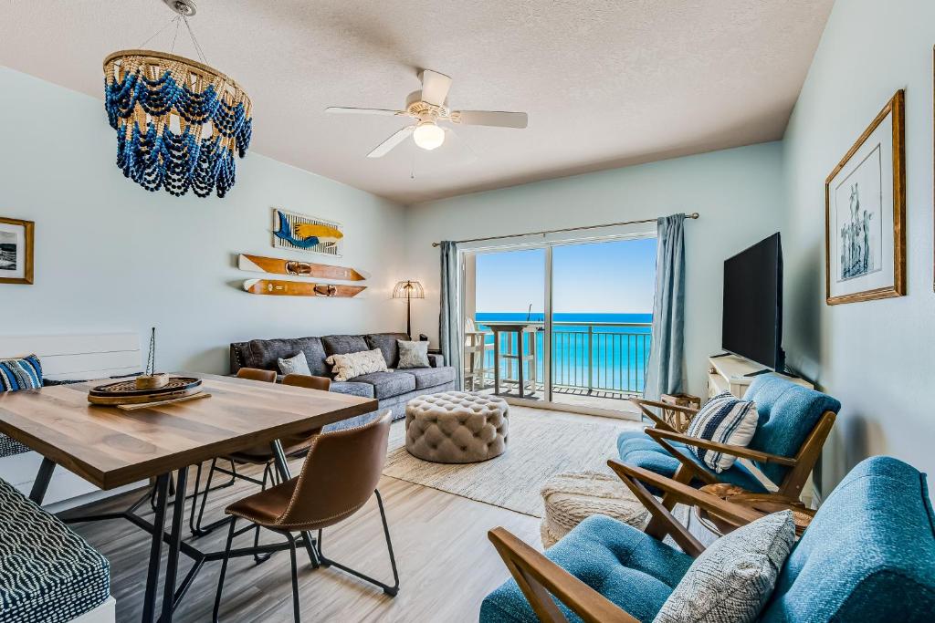 沃尔顿堡滩Pelican Isle 606的客厅配有桌椅,享有海景。