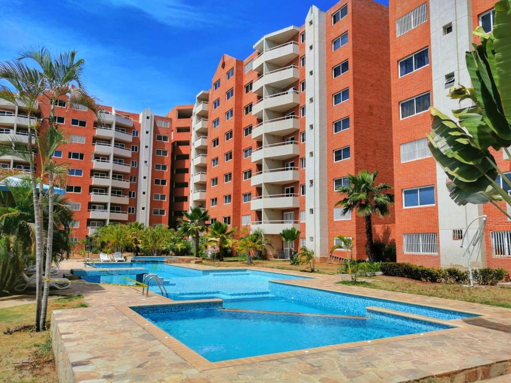 PampatarLo mejor de isla Margarita的一座公寓大楼的图片,里面设有两个游泳池