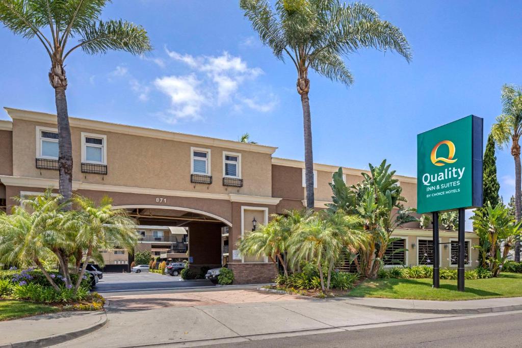 安纳海姆阿纳海姆梅因盖特品质套房酒店的一座楼前有棕榈树的酒店
