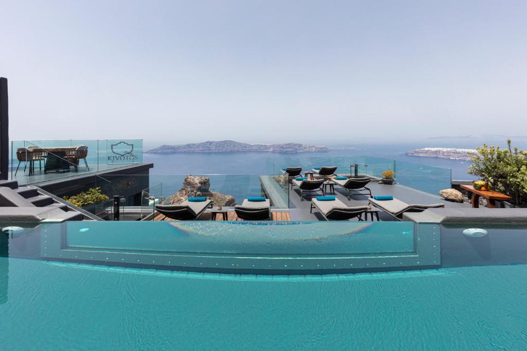 易莫洛林Kivotos Santorini的一个带椅子的游泳池,享有海景