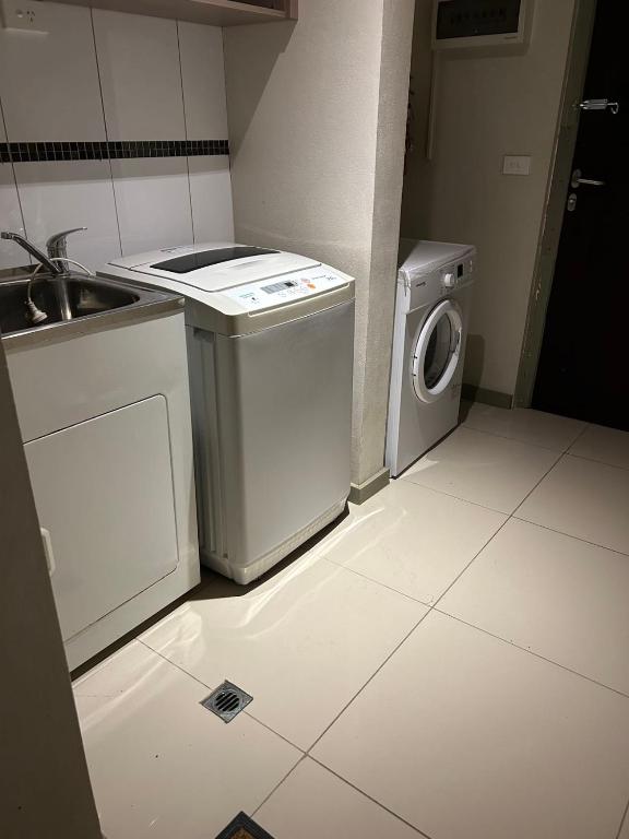 南迪Pacific FairPrice的厨房配有洗衣机和水槽