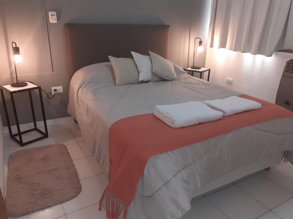圣罗莎Departamento temporal Mariano的一间卧室配有一张带两个白色枕头的大床
