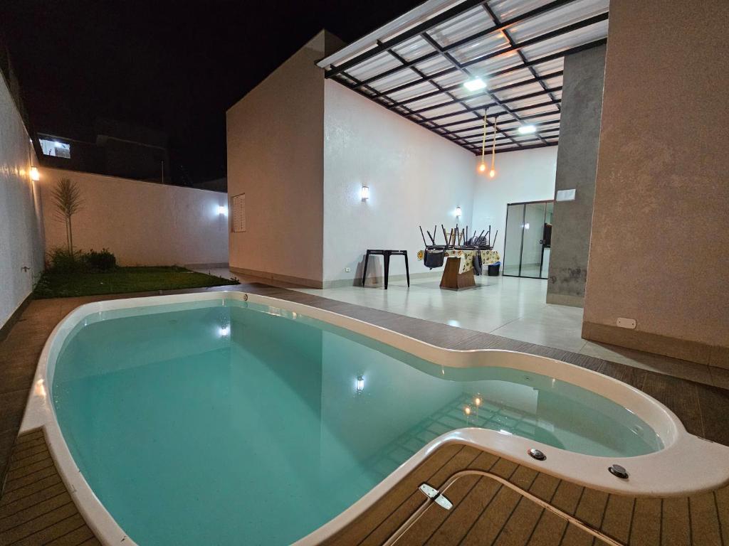 马林加Casa do Sonho, Piscina, Sinuca, Churrasqueira的房屋中间的大型游泳池