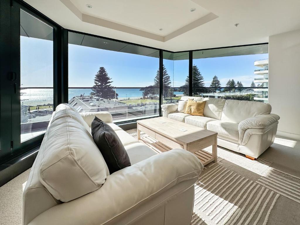 芒格努伊山Mount Eleven Fabulous Sea Views的客厅设有2张白色沙发,享有海景