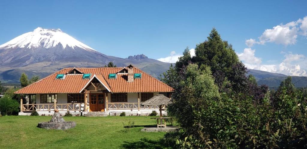 拉塔昆加Rumipaxi Lodge的一座有雪覆盖的山房