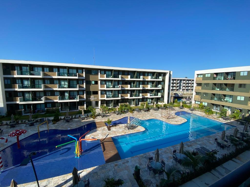伊波茹卡Mana Beach Ohana 208的一座带游泳池和度假村的公寓大楼