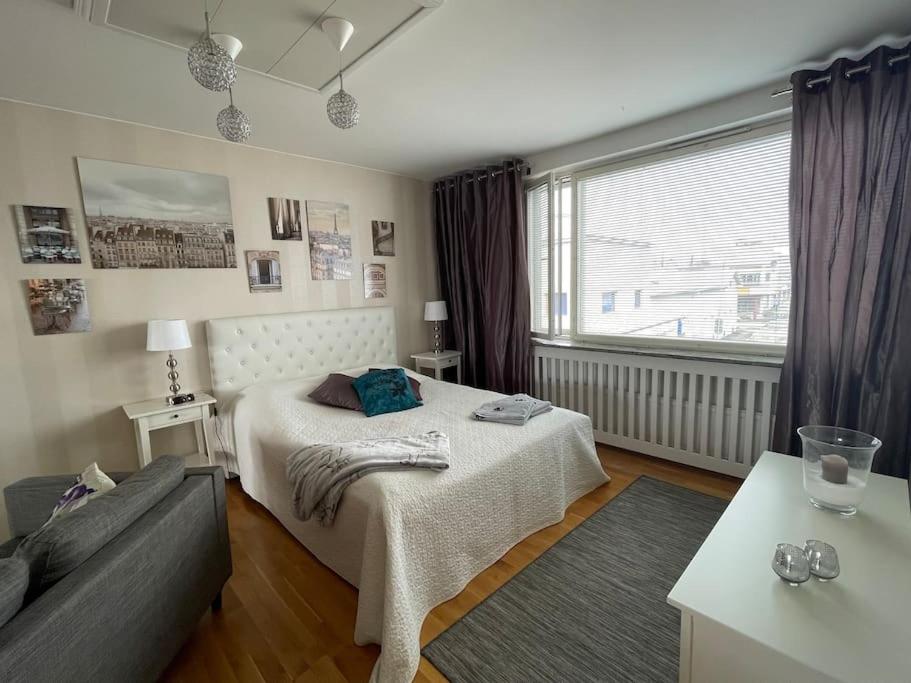 托尔尼奥Luxury 2-3BR Tornio city Apparment的一间卧室设有一张床和一个大窗户