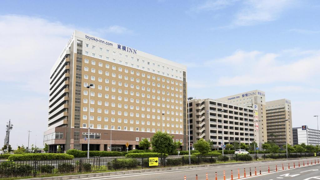 常滑市Toyoko Inn Chubu International Airport No 2的两座高楼,前面有一条路