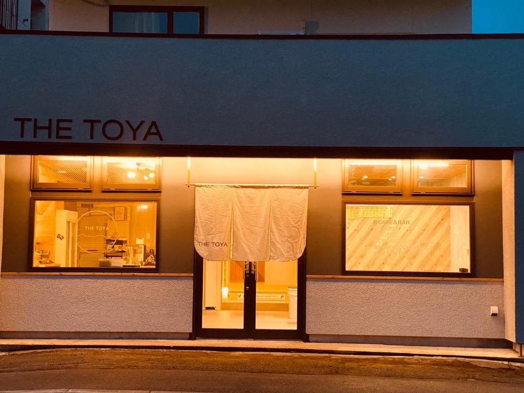 洞爷湖The Toya的商店前方有东京标志