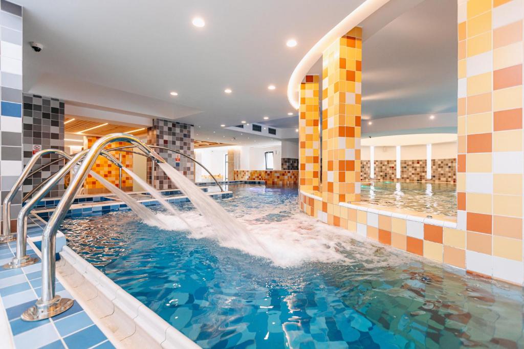 索瓦塔HOTEL CRYSTAL WELLNESS & SPA superior的一座大楼内带水滑梯的游泳池
