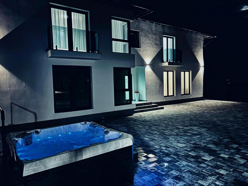 索瓦塔Vila Diamond Lux&Spa的大楼内带蓝色浴缸的房间