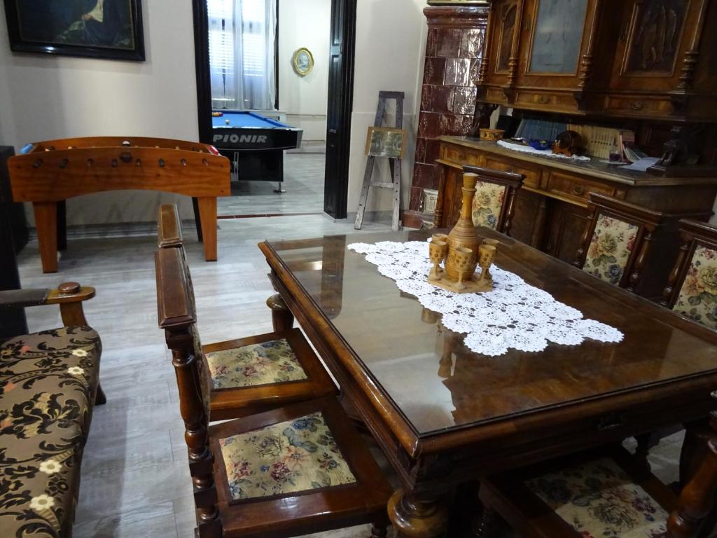 诺维萨德Mia Casa的客厅配有木桌和椅子