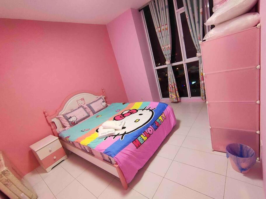 古晋TT3 Soho@Tabuan Tranquility near Unimas,Tunku Putra的粉红色的卧室,配有Hello风筝床