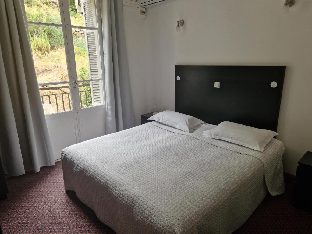 波尔图瓦伊塔酒店的一间卧室设有一张大床和大窗户