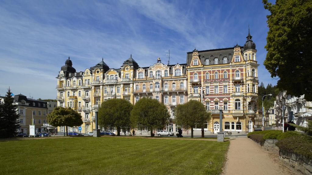 玛丽亚温泉OREA Spa Hotel Palace Zvon Mariánské Lázně的前面有草坪的大建筑