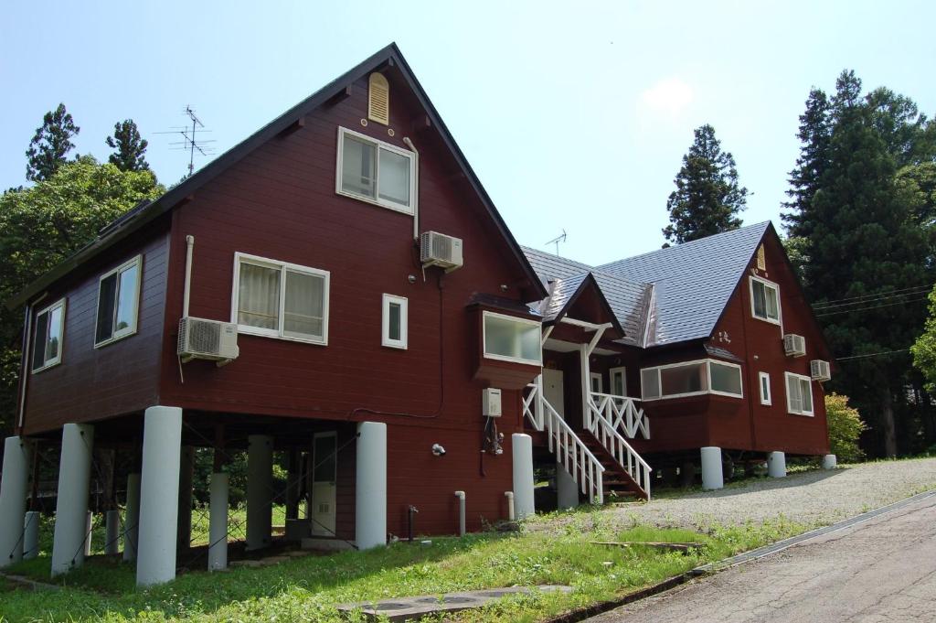NumanokuraShakunagedaira Rental cottage - Vacation STAY 18464v的白色圆柱的大红谷仓