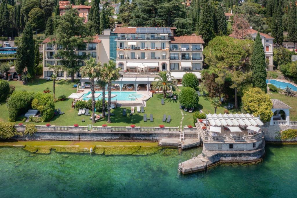加尔多内-里维耶拉卡普里别墅酒店的享有带游泳池的房屋的空中景致