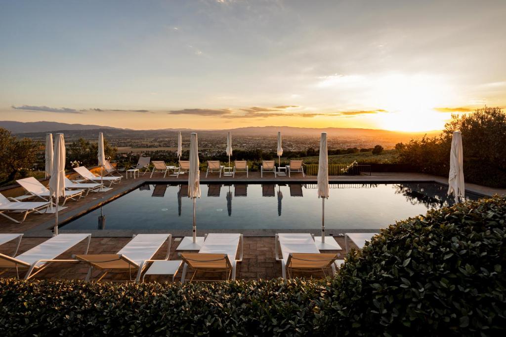 福利尼奥奎尔切塔住宿加早餐旅馆的一个带躺椅的游泳池,享有日落美景