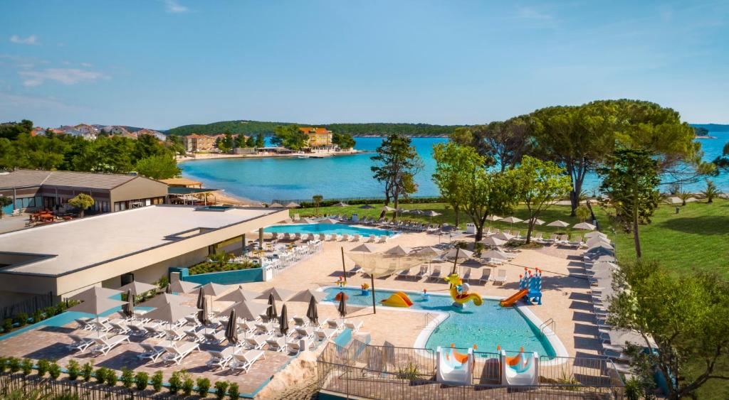 拉布Padova Premium Camping Resort by Valamar的享有带游泳池的度假村的空中景致