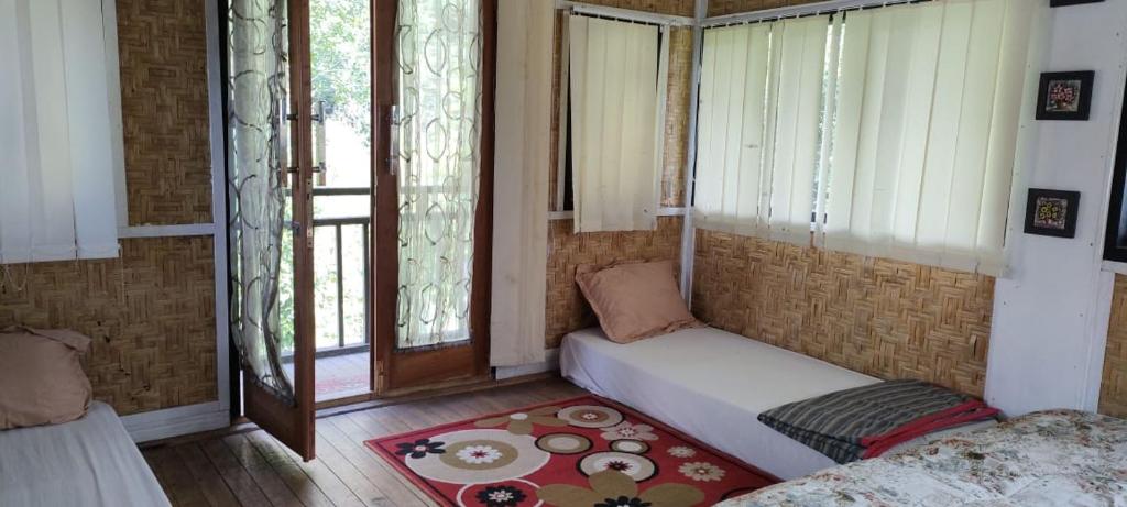 Arau洛伊玛阿布多民宿的小房间设有床和窗户