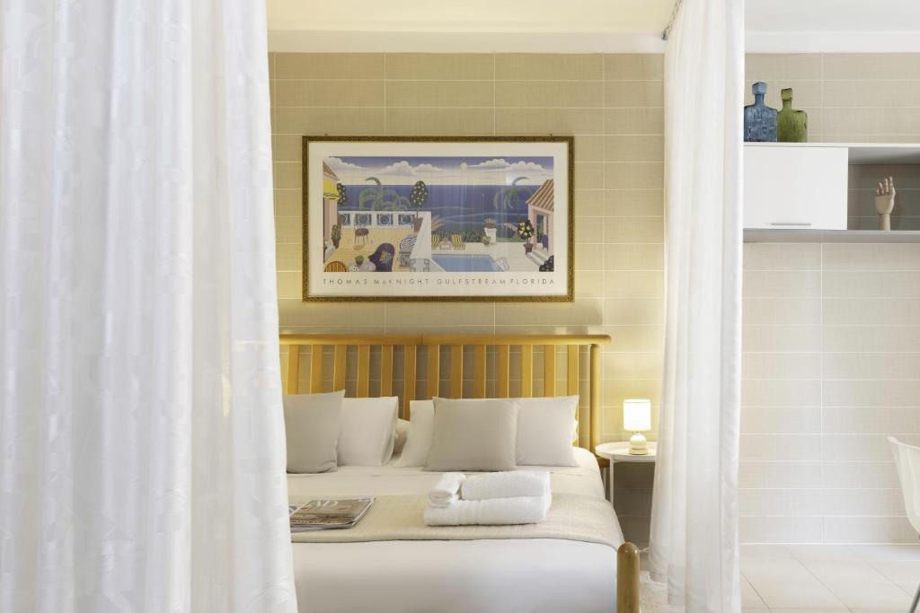 夸尔图-圣埃莱娜Ice Apartment - Free Wifi的一间卧室配有带白色枕头的床