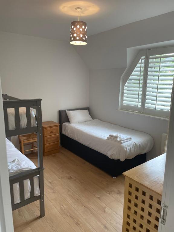 格伦加里夫Garinish Court Maisonette的一间卧室配有两张床和一张双层床。