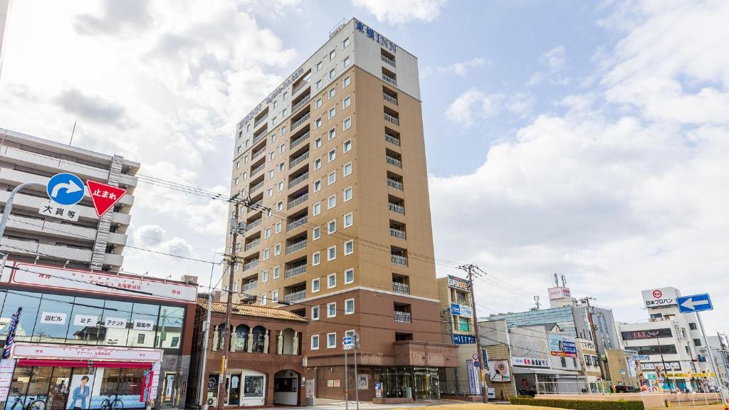 丸龟市Toyoko Inn Marugame Ekimae的城市中心高楼