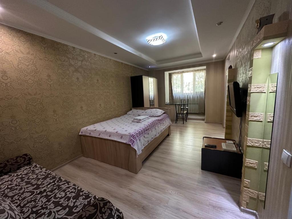 (( Turksib ))Однокомнатная квартира напротив Аэропорта Алматы的酒店客房 - 带一张床和用餐室