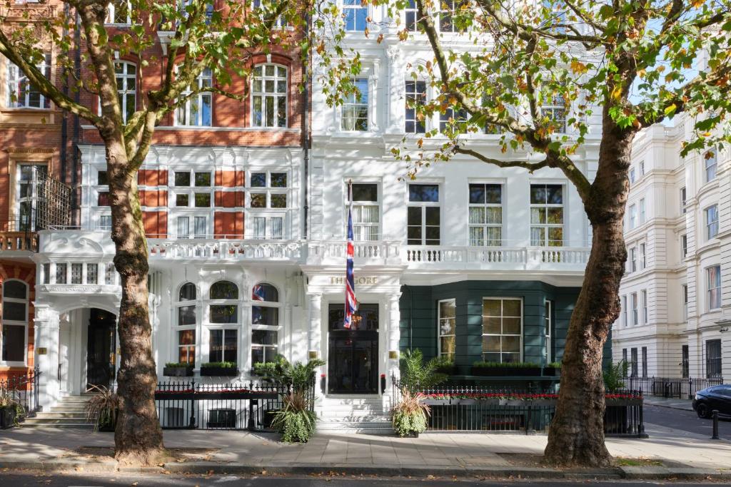 伦敦The Gore London - Starhotels Collezione的前面有旗帜的白色建筑