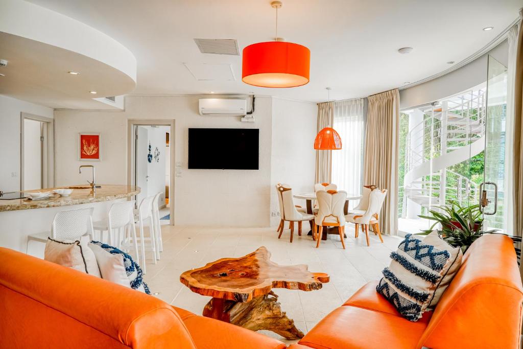 普拉亚埃尔莫萨Hermosa Wave A2 & B2的客厅配有橙色沙发和桌子