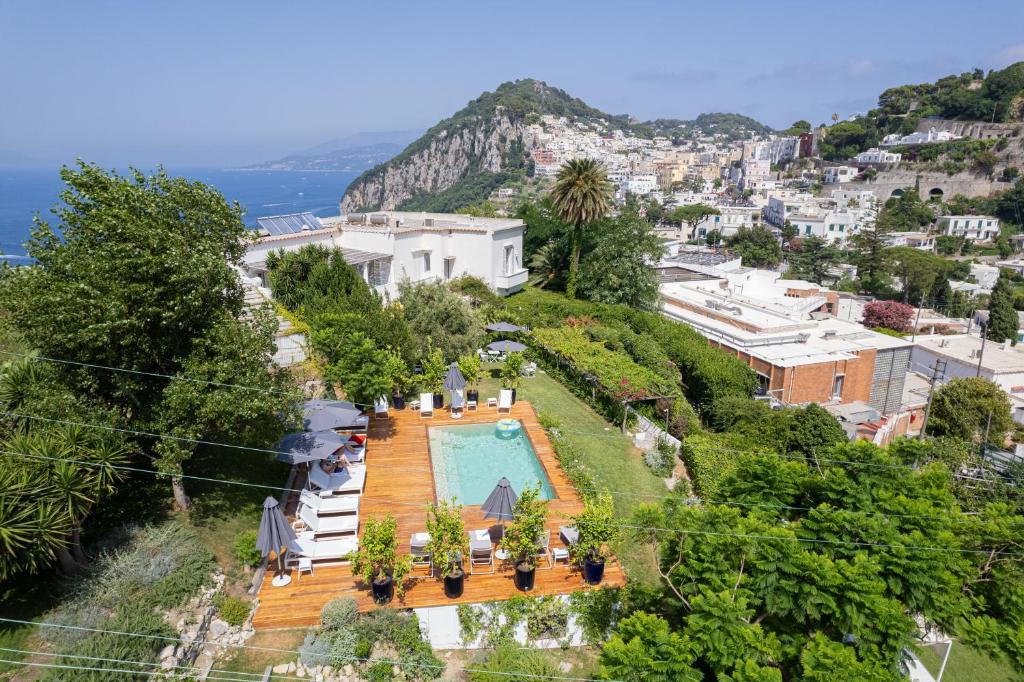 卡普里Villa La Pergola Capri的享有带游泳池的别墅的空中景致