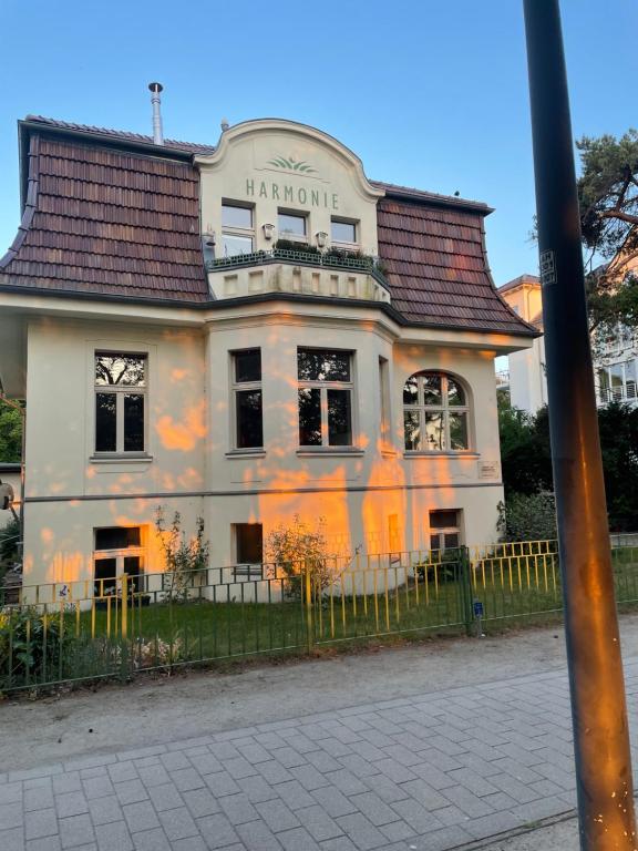 塞巴特阿尔贝克Villa Harmonie的一座橙色和白色的建筑,有屋顶