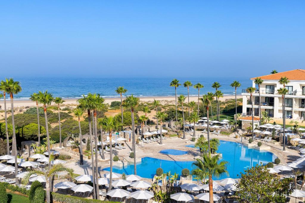 奇克拉纳－德拉弗龙特拉巴罗萨皇宫酒店的享有度假村的空中景致,设有游泳池和海滩