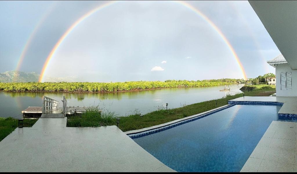 南迪Lake Side Villa的河上的一个彩虹,游泳池