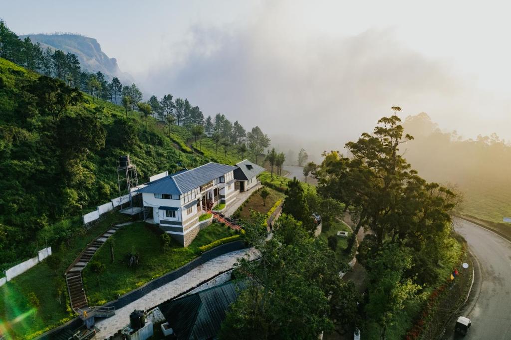 钦纳卡纳Misty Courtyard Resort的山丘上房屋的空中景致