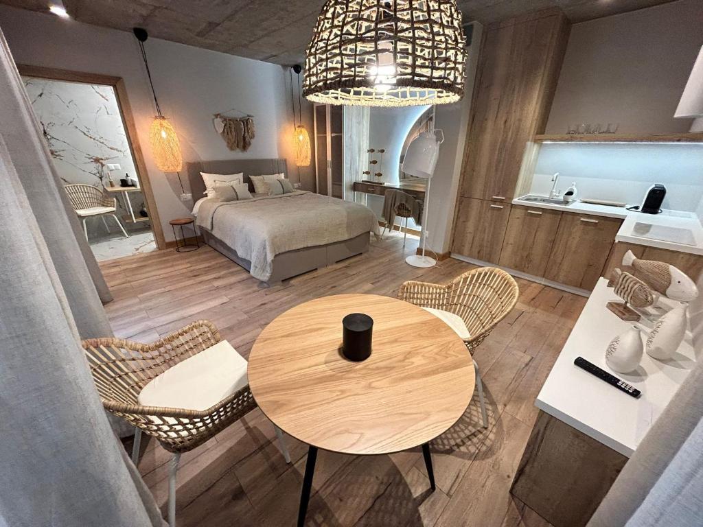 奥斯特罗沃M2 Resort Wellness & Spa的配有桌椅和床的房间
