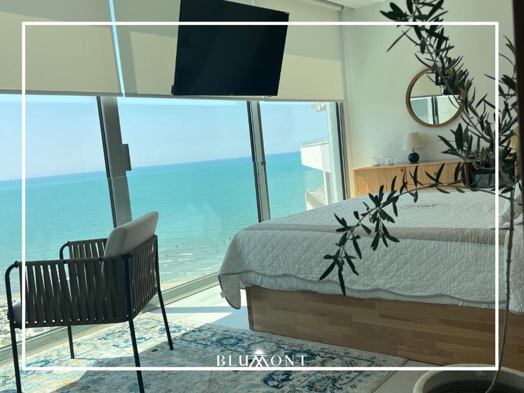 都拉斯Luxury Rooftop Suites by Blumont的一间卧室配有一张床,享有海景