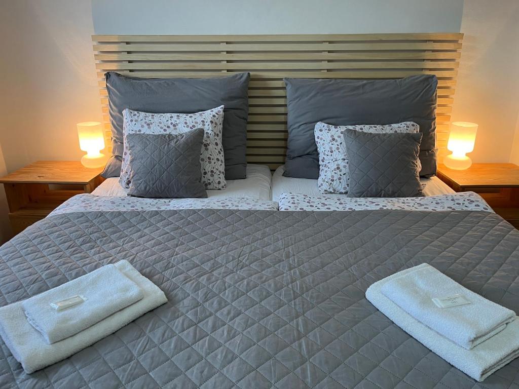德辛朋克御碑亭位酒店的一间卧室配有一张大床和两条毛巾