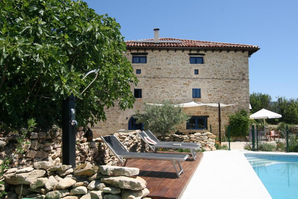 HedesoHotel Rural Casa La Sonrisa的一座带游泳池和大楼的房子