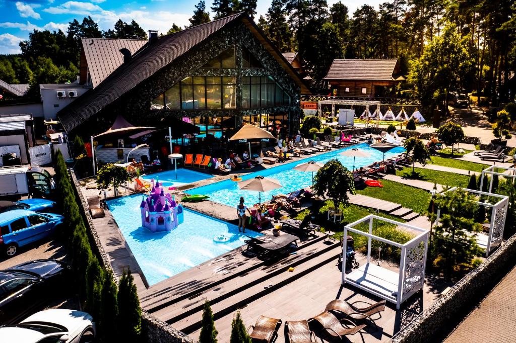 拉达瓦Hotel Bacówka Radawa & SPA的享有度假村游泳池的顶部景致