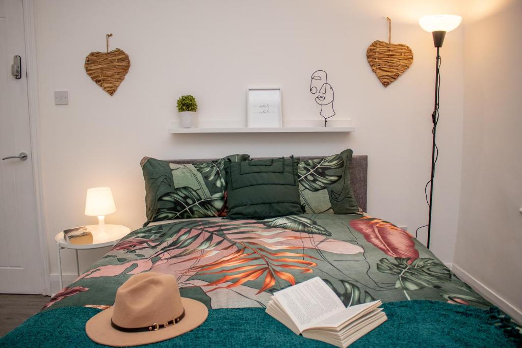 安特里Warm and relaxing hideaway的一张带帽子和书的床