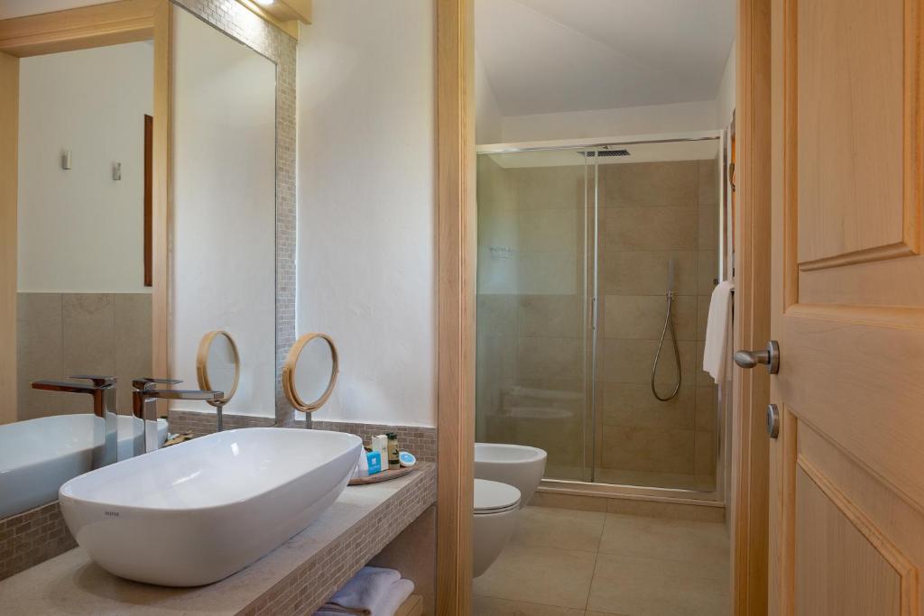 切尔沃港卡普里乔利酒店的浴室配有大型白色水槽和淋浴。