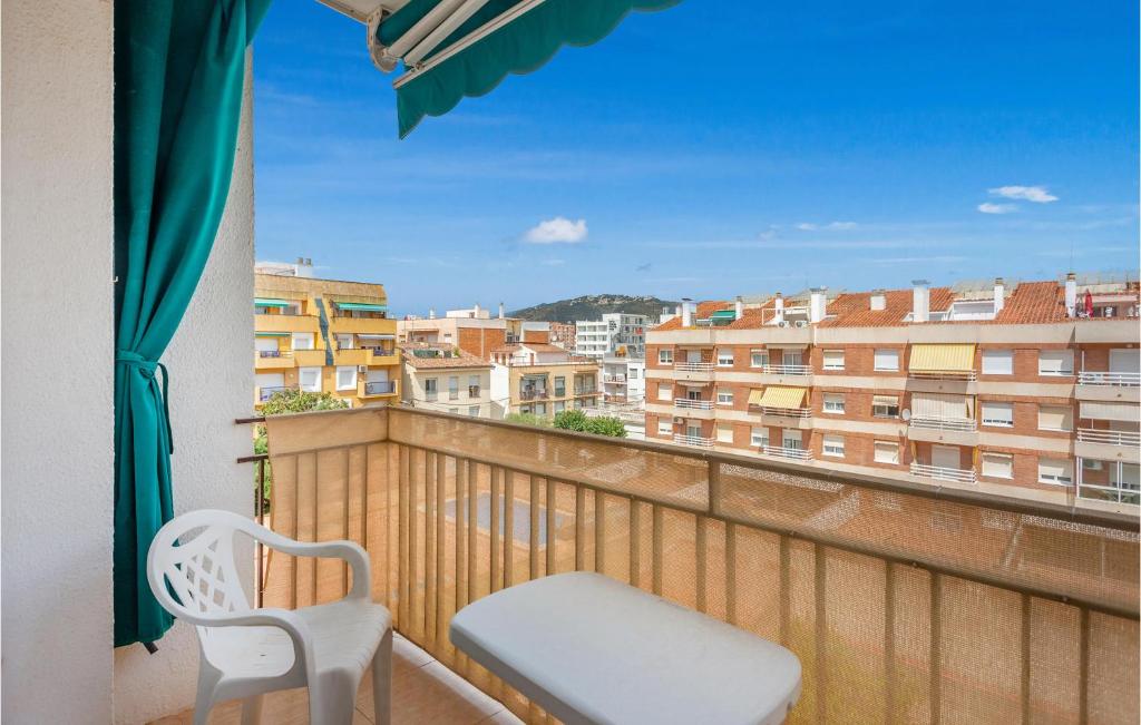 皮内达德马尔Amazing Apartment In Pineda De Mar With Wifi的市景阳台(带椅子)