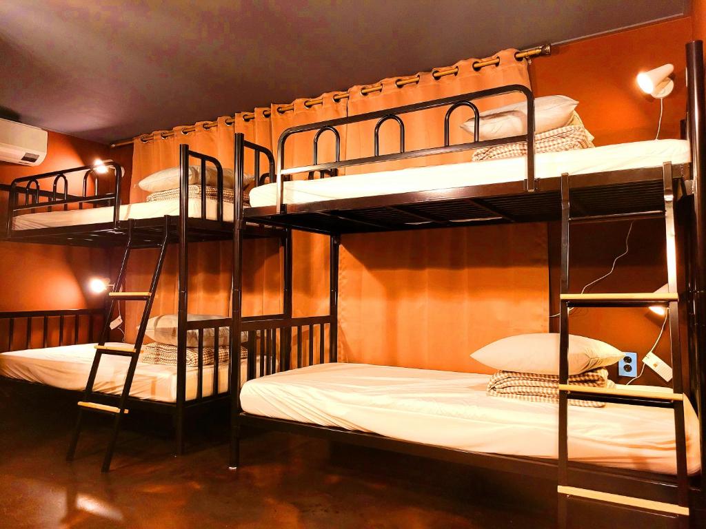 首尔Good Guesthouse的客房内提供两张双层床。