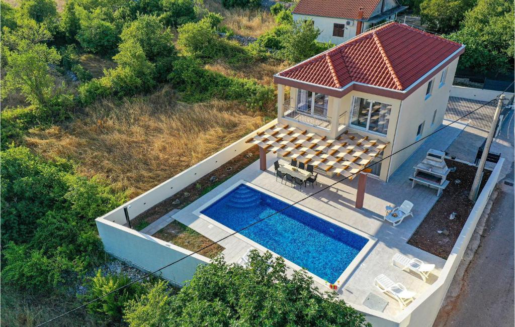 Primorski DolacAmazing Home In Primorski Dolac With Outdoor Swimming Pool的享有带游泳池的别墅的顶部景致